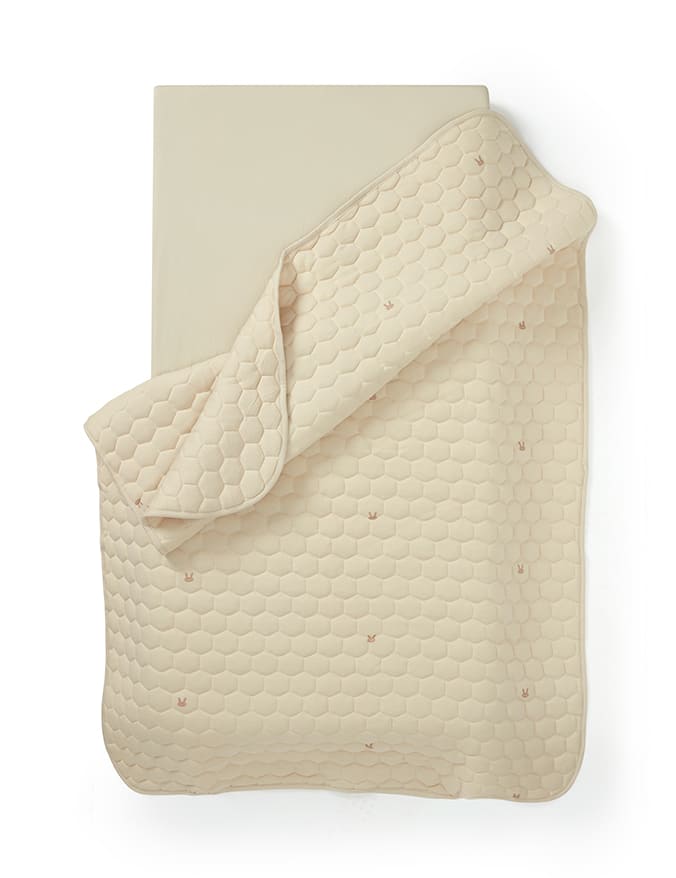 סט מצעים ג’רסי צבע שמנת למיטת תינוק – דגם ארנבונים (סדין + שמיכה עם מילוי)