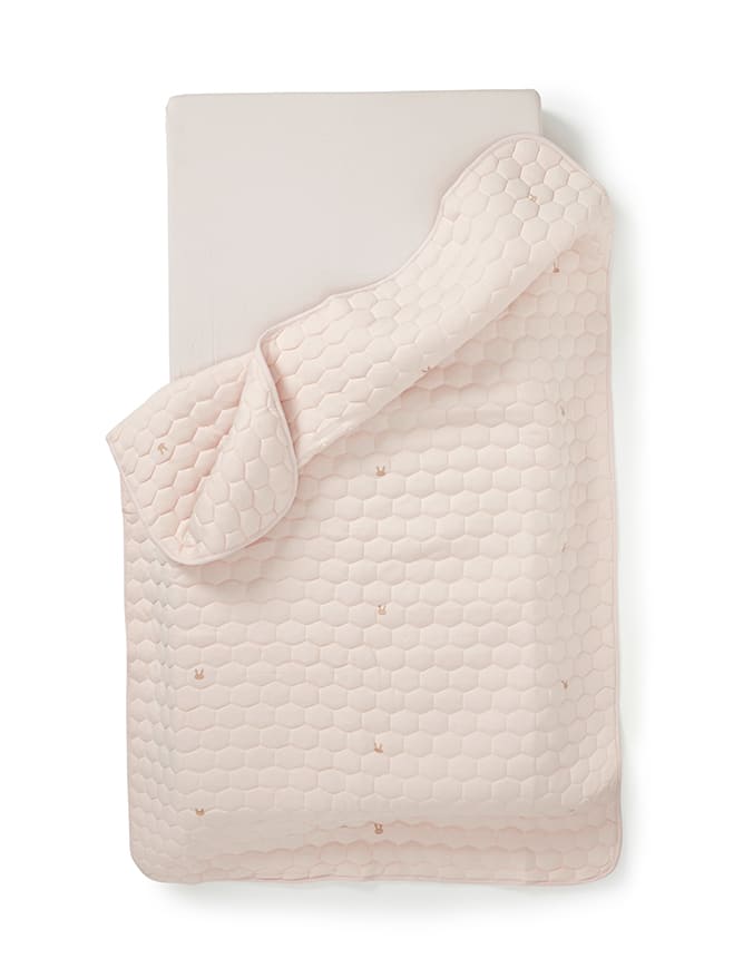 סט מצעים ג’רסי צבע ניוד למיטת תינוק – דגם ארנבונים (סדין + שמיכה עם מילוי)
