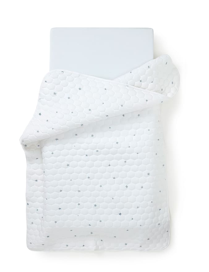 סט מצעים ג’רסי לבן למיטת תינוק – דגם כוכב (סדין + שמיכה עם מילוי)