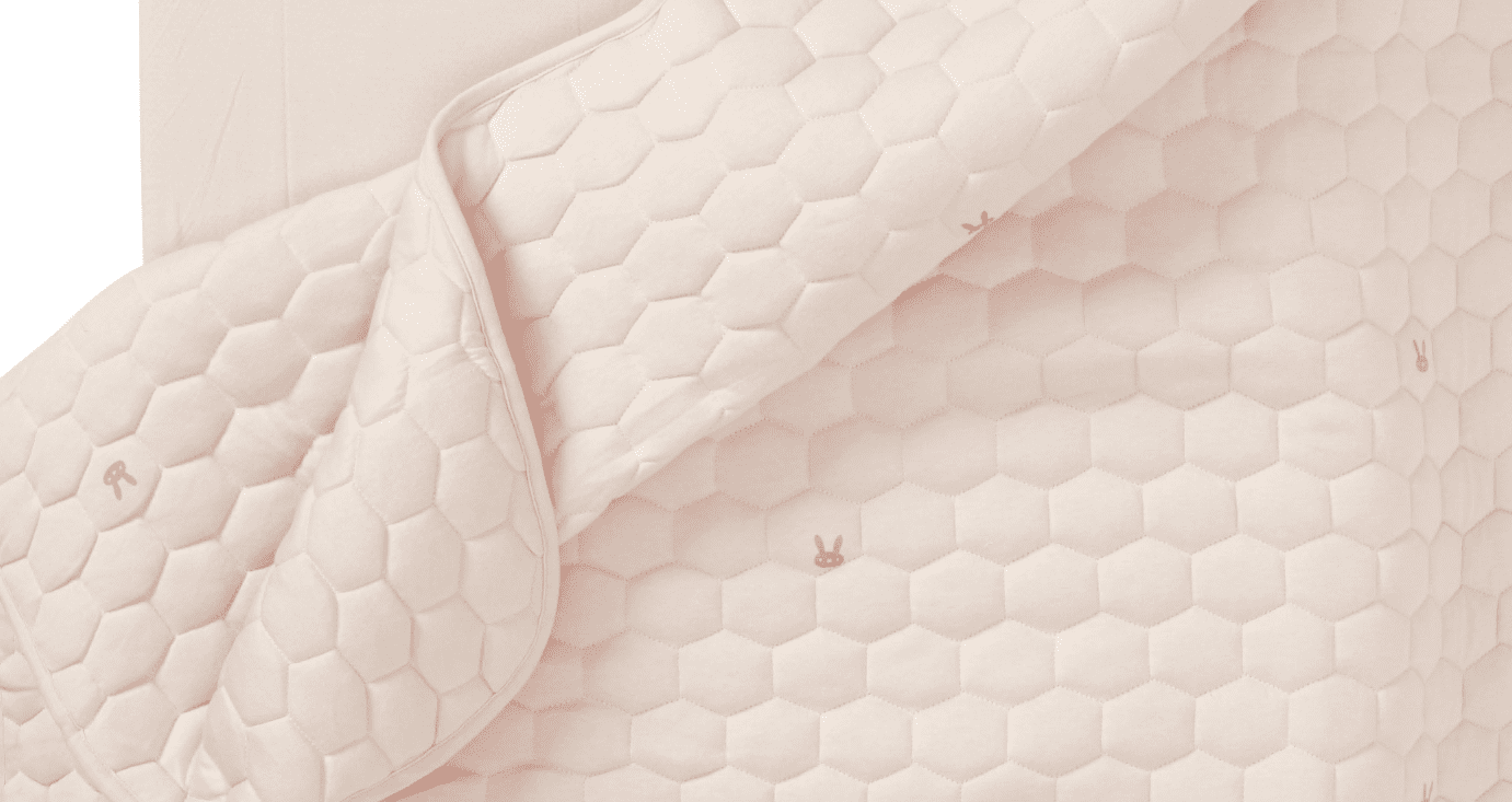 סט מצעים ג’רסי צבע ניוד למיטת תינוק – דגם ארנבונים (סדין + שמיכה עם מילוי)