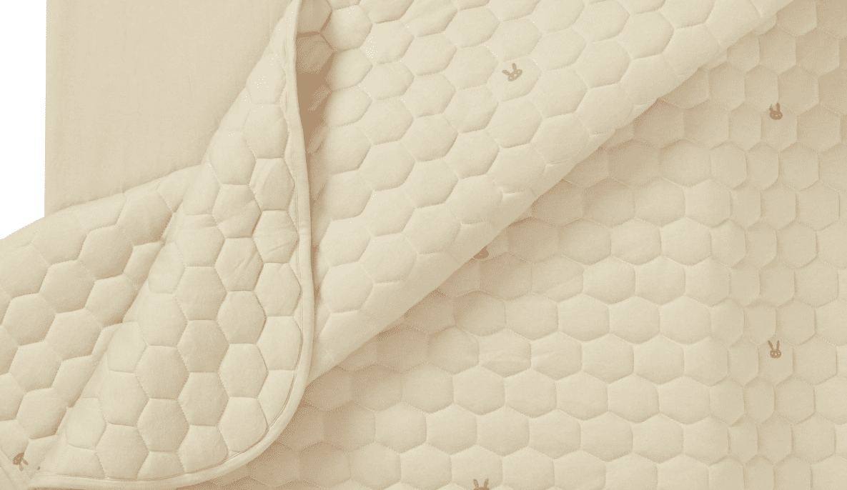 סט מצעים ג’רסי צבע שמנת למיטת תינוק – דגם ארנבונים (סדין + שמיכה עם מילוי)