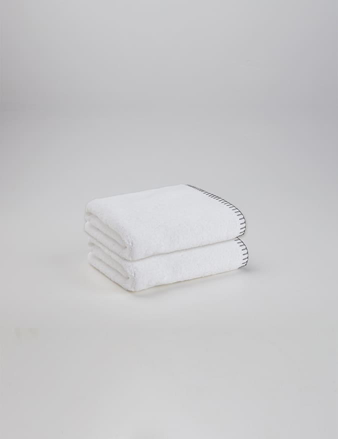 מגבת דגם מיכאל –  לבן עם תפר שחור