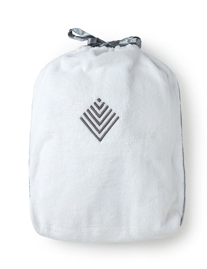חלוק מגבת לבן דגם ג’וליו עם רקמה ופייפינג  – 100% כותנה סרוקה