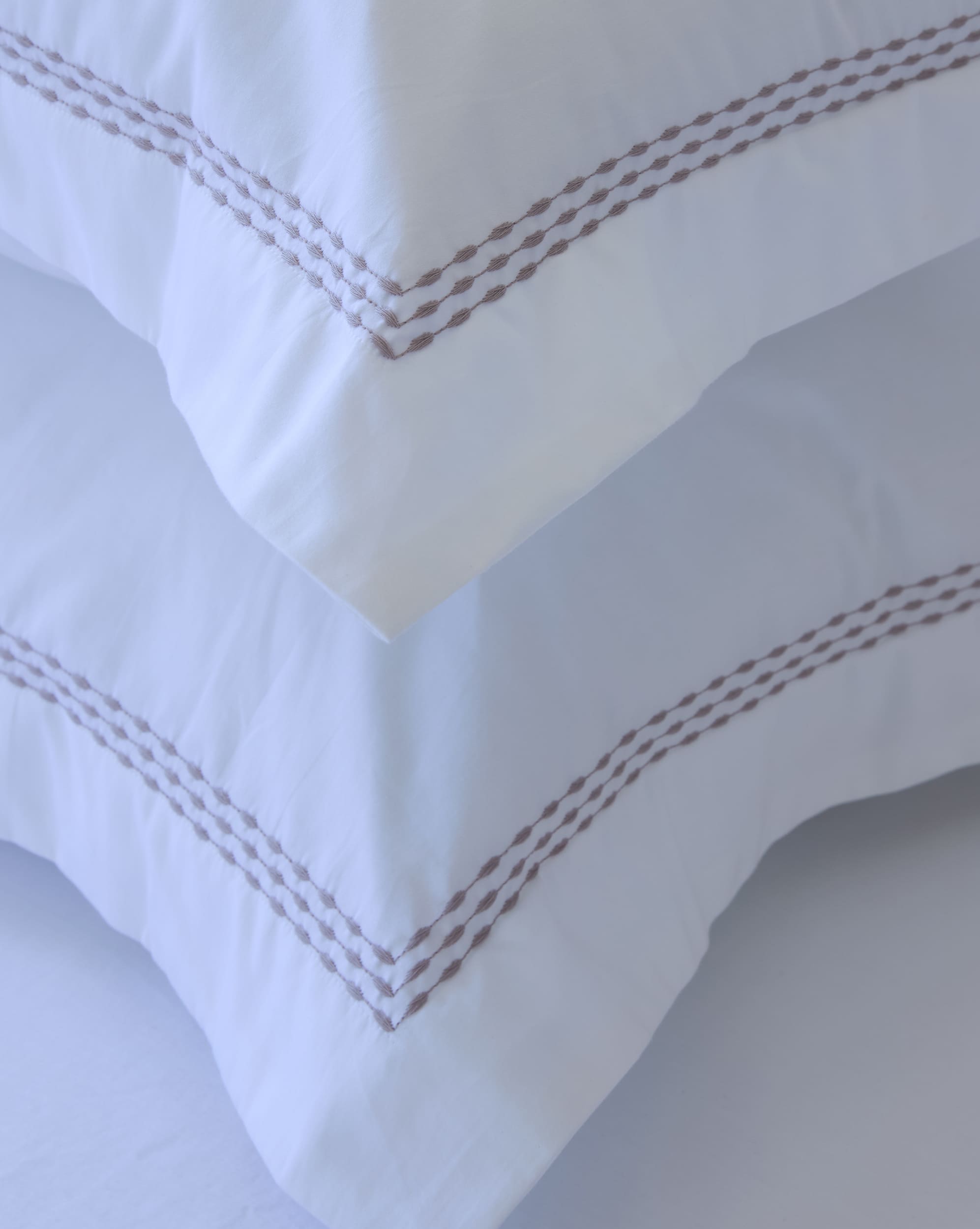 סט מצעי סאטן דגם אסטר לבן עם רקמה אפורה T500