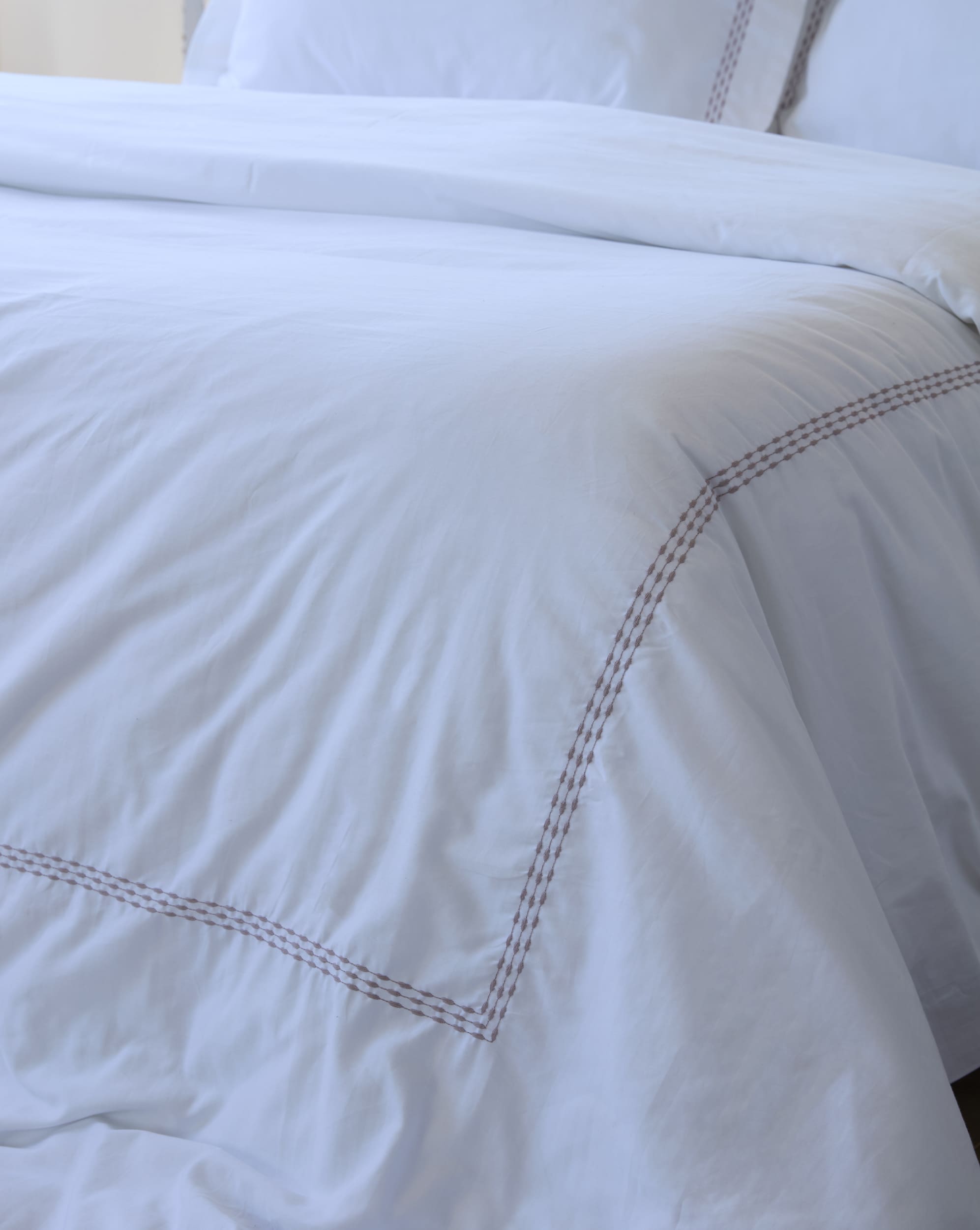 סט מצעי סאטן דגם אסטר לבן עם רקמה אפורה T500