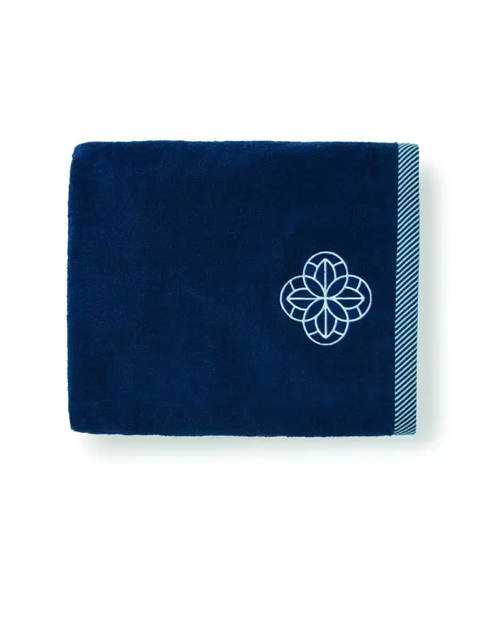 מגבת ענק עם רקמה דגם אלמריה בצבע כחול